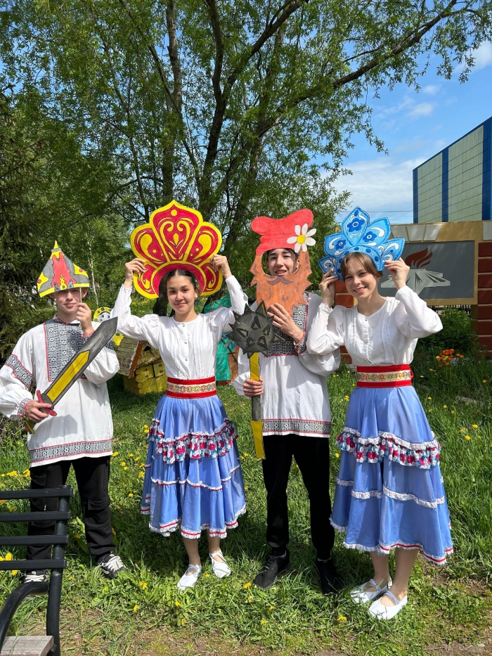 Медведь, матрёшка, балалайка